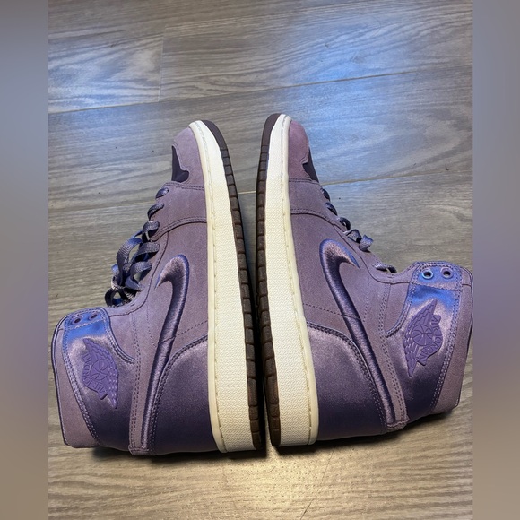 Women’s Jordans - Picture 3 of 7